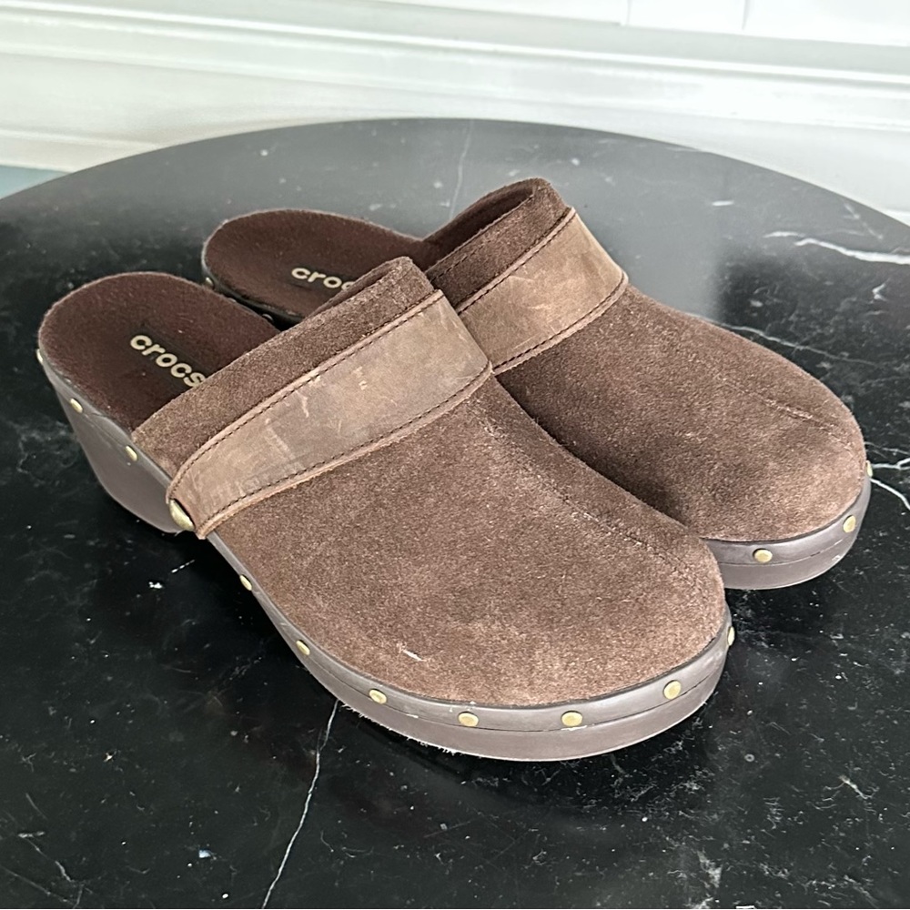 CROCS Cobbler Clogs Brown Suede Studs Sz 10 NWOT - Picture 2 of 11